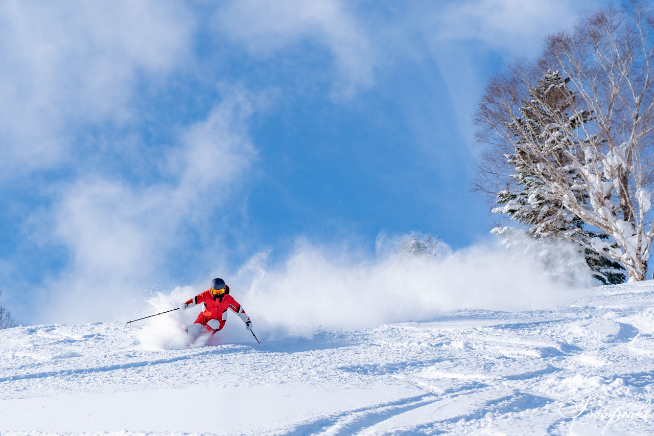 朝里川温泉スキー場　祝・積雪200cm到達。ふわふわのパウダースノーが降り積もったゲレンデを舞台に、女性スキーヤーチーム『TeamKP』成澤栞さんと秋山穂香さんが美しい滑りを披露！